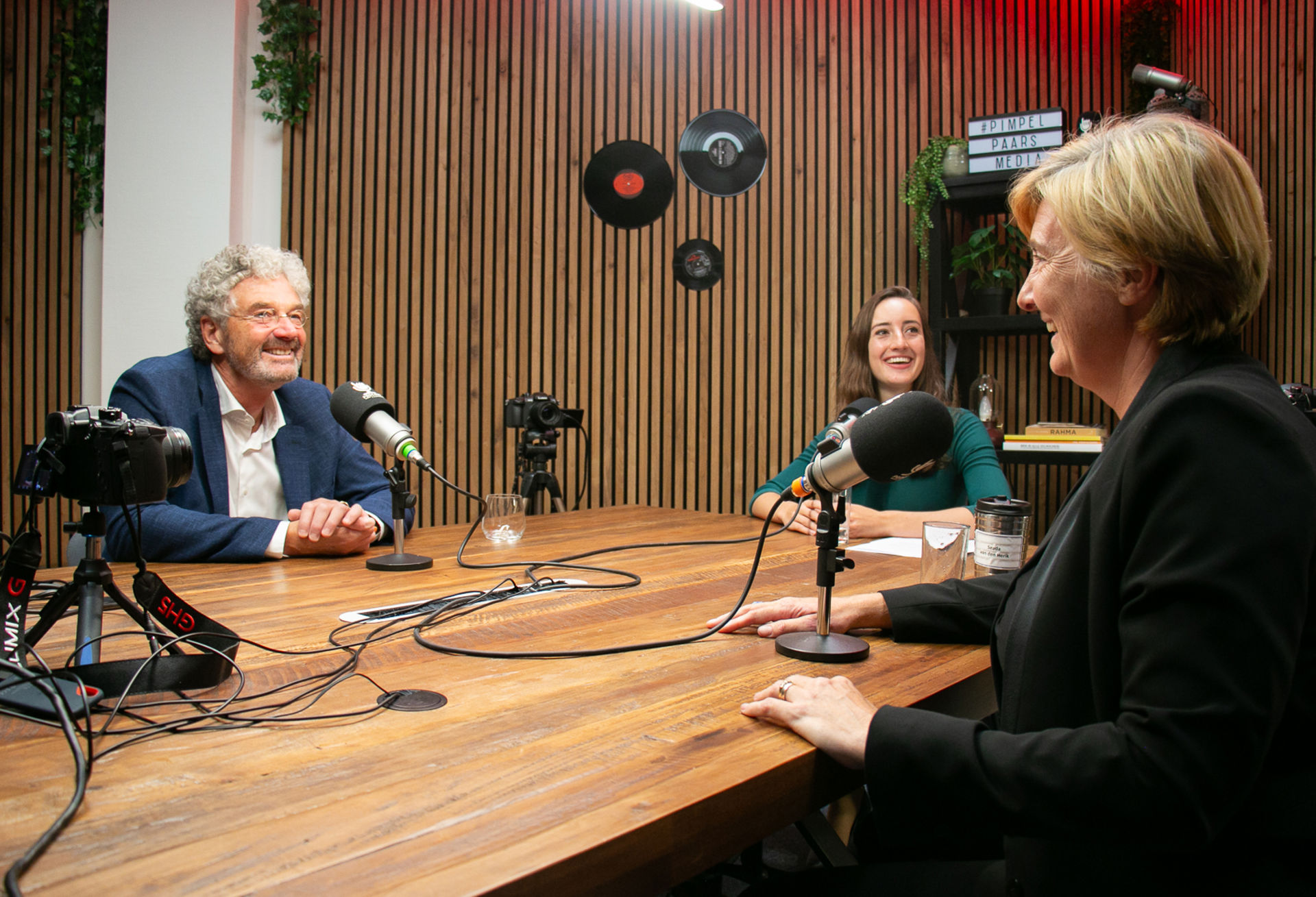 Drie mensen aan het praten tijdens de podcast