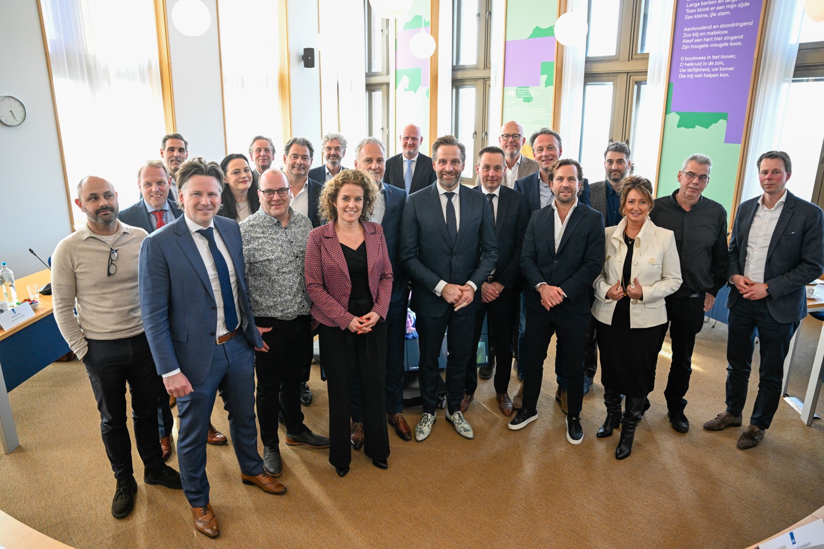 Groep en minister Hugo de Jonge voor het convenant